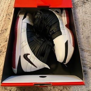 Lebron zoom 3 Qs “Home”- Mens size 9 or Women’s size 10.5